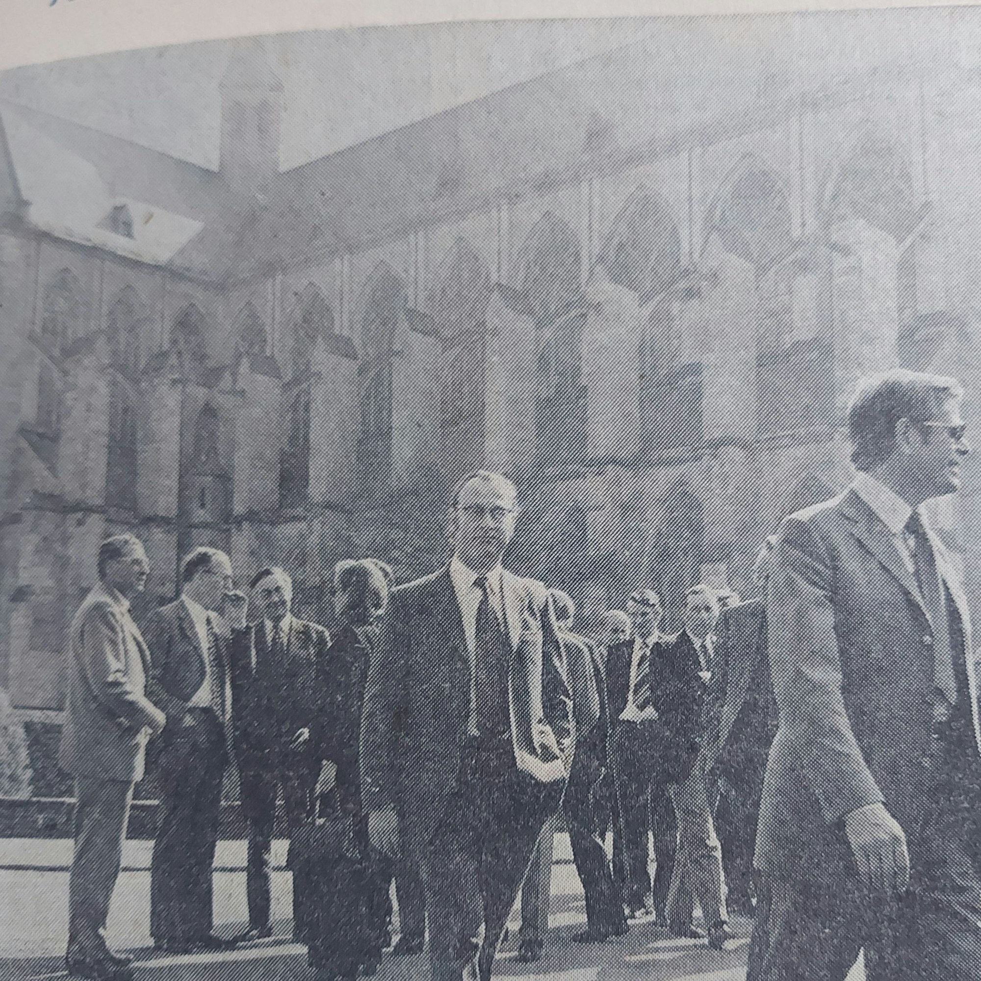Ein Zeitungsfoto von März 1973. Eine Gruppe von Männern in Anzügen steht vor dem Altenberger Dom.