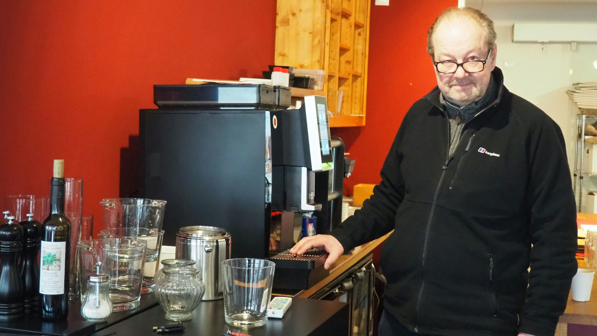 Michael Griese steht in seinem Restaurant „Tapferes Schneiderlein“ an der Kaffeemaschine.