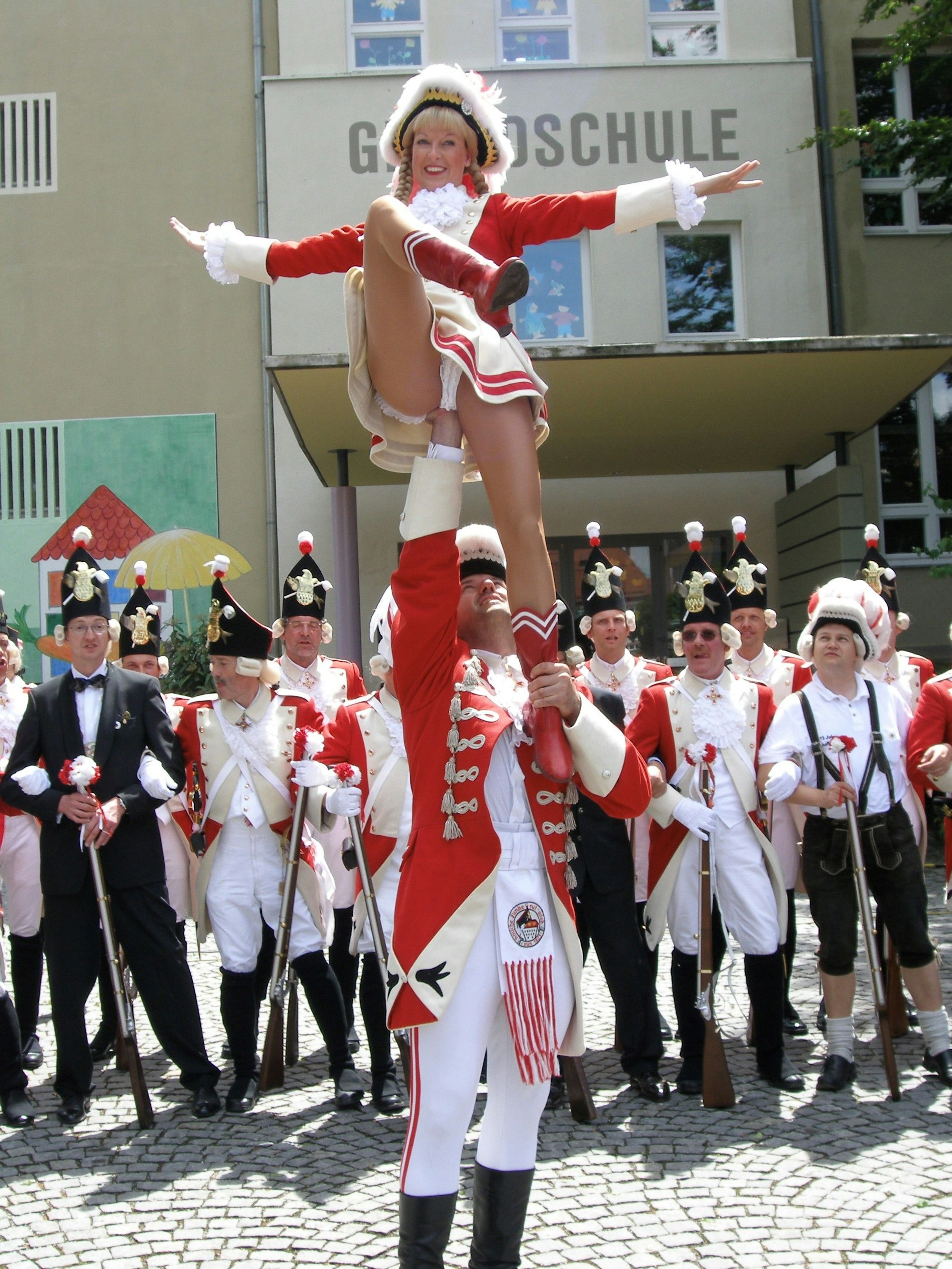 Im Smoking links der damalige Präsident Stefan Neumaier, in Lederhose Detlef Felixberger. Tanja Wolters, 2005 Mariechen der roten Funken, mit ihrem damaligen Tanzoffizier Stephan Schug.