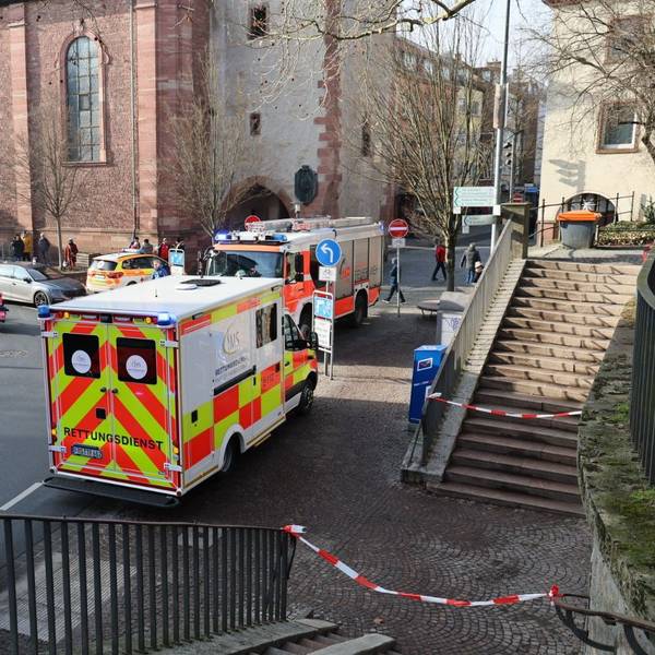 Fahrzeuge von Feuerwehr und Rettungsdiensten stehen in der Nähe eines Tatortes.