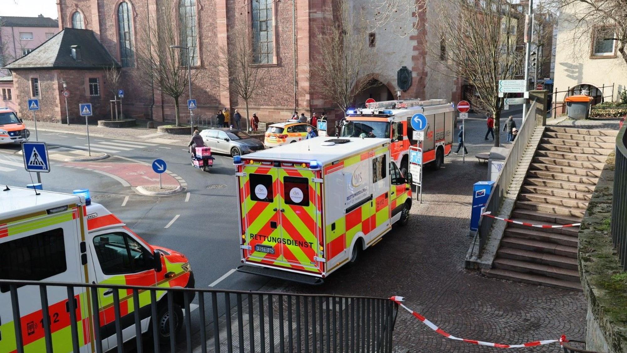 Fahrzeuge von Feuerwehr und Rettungsdiensten stehen in der Nähe eines Tatortes.