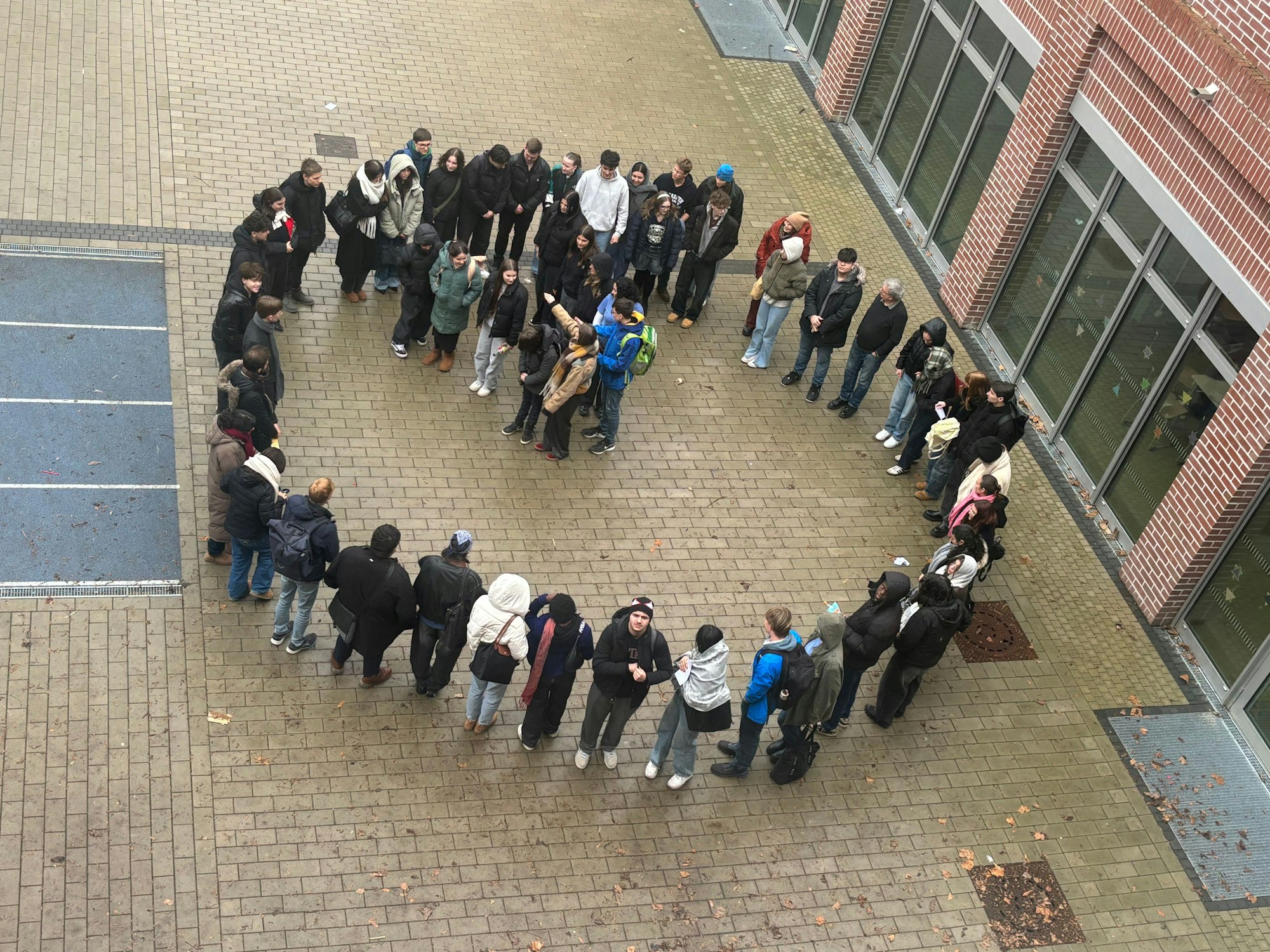 Ein „5vor12“ aus Menschen