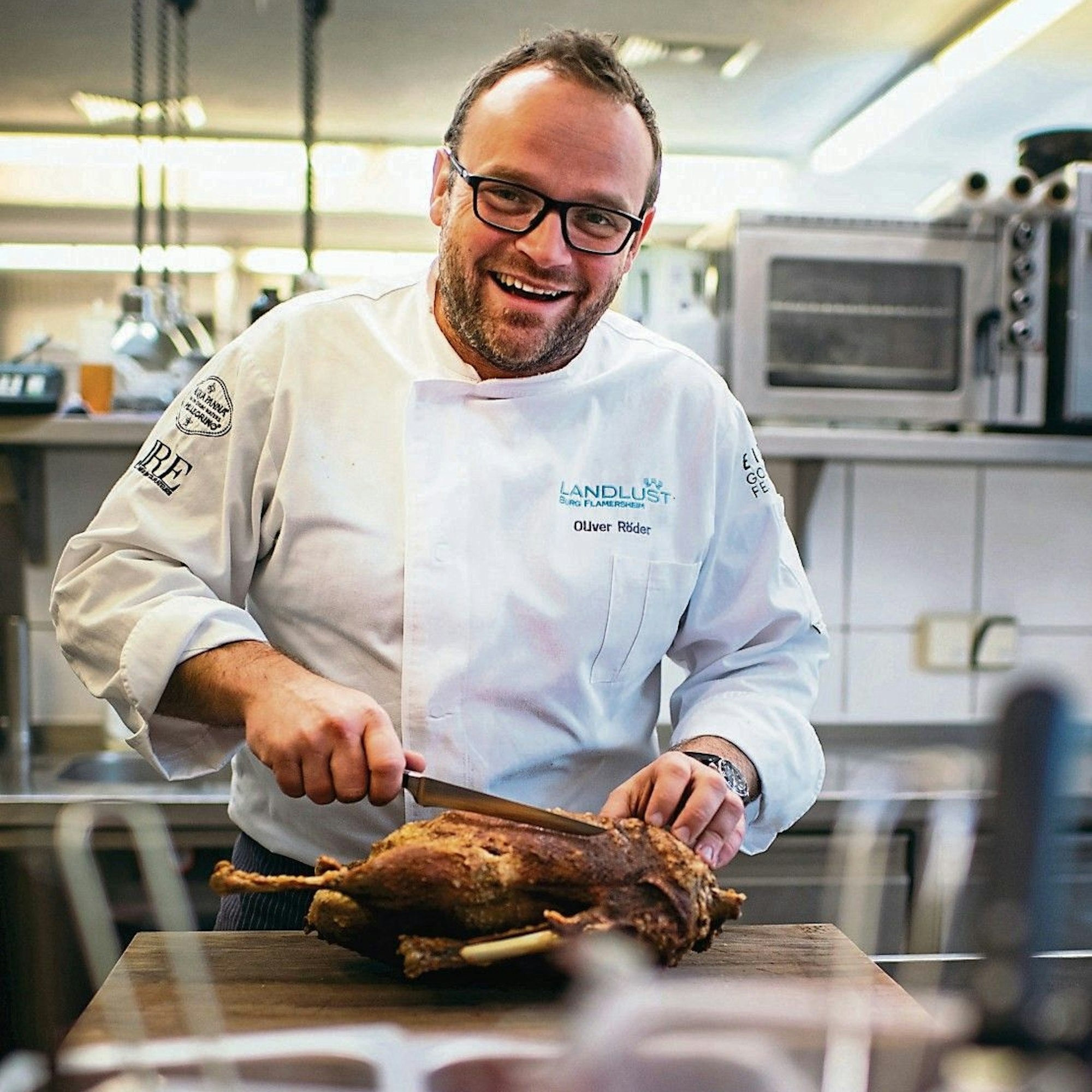 Oliver Röder tranchiert ein Stück Geflügel.