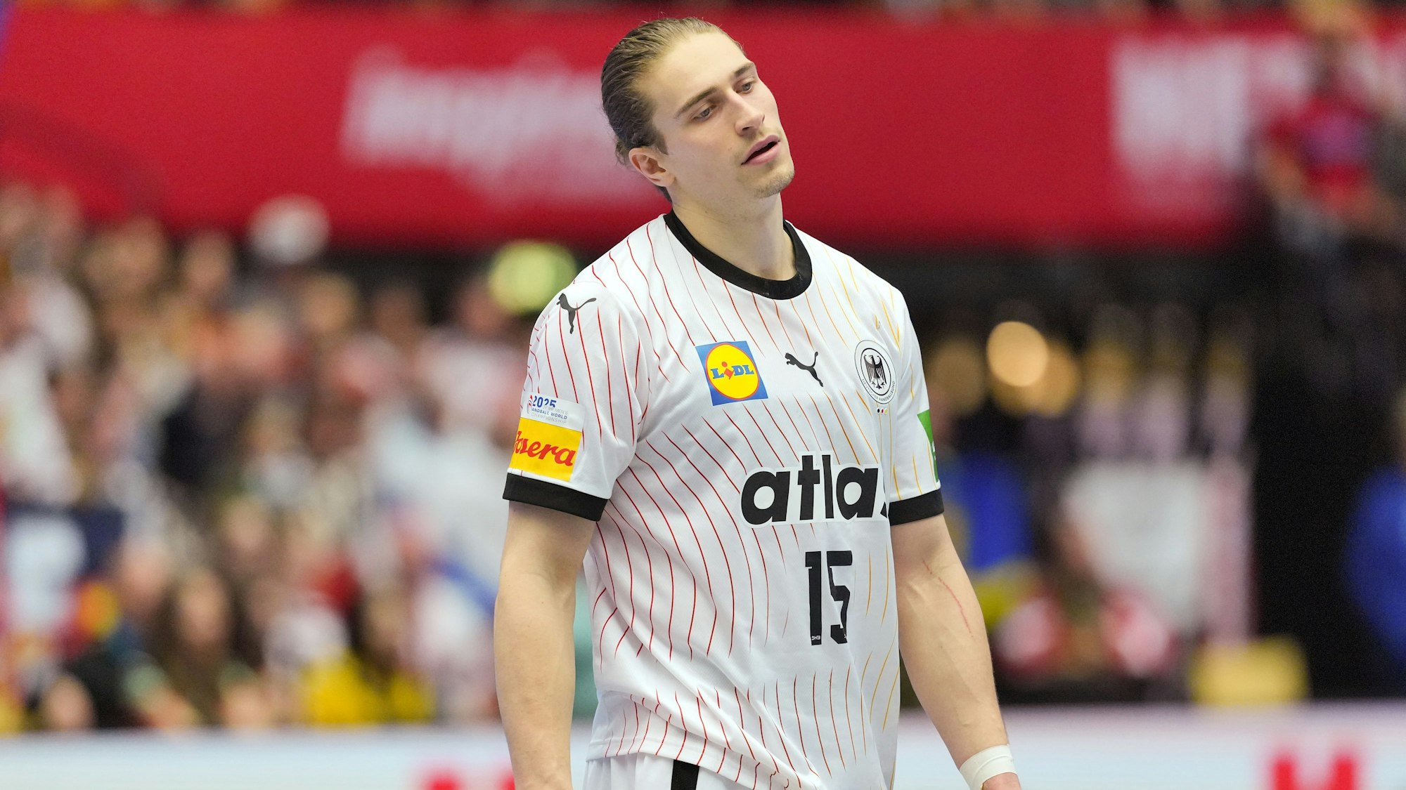 Deutschlands Juri Knorr steht auf dem Spielfeld.