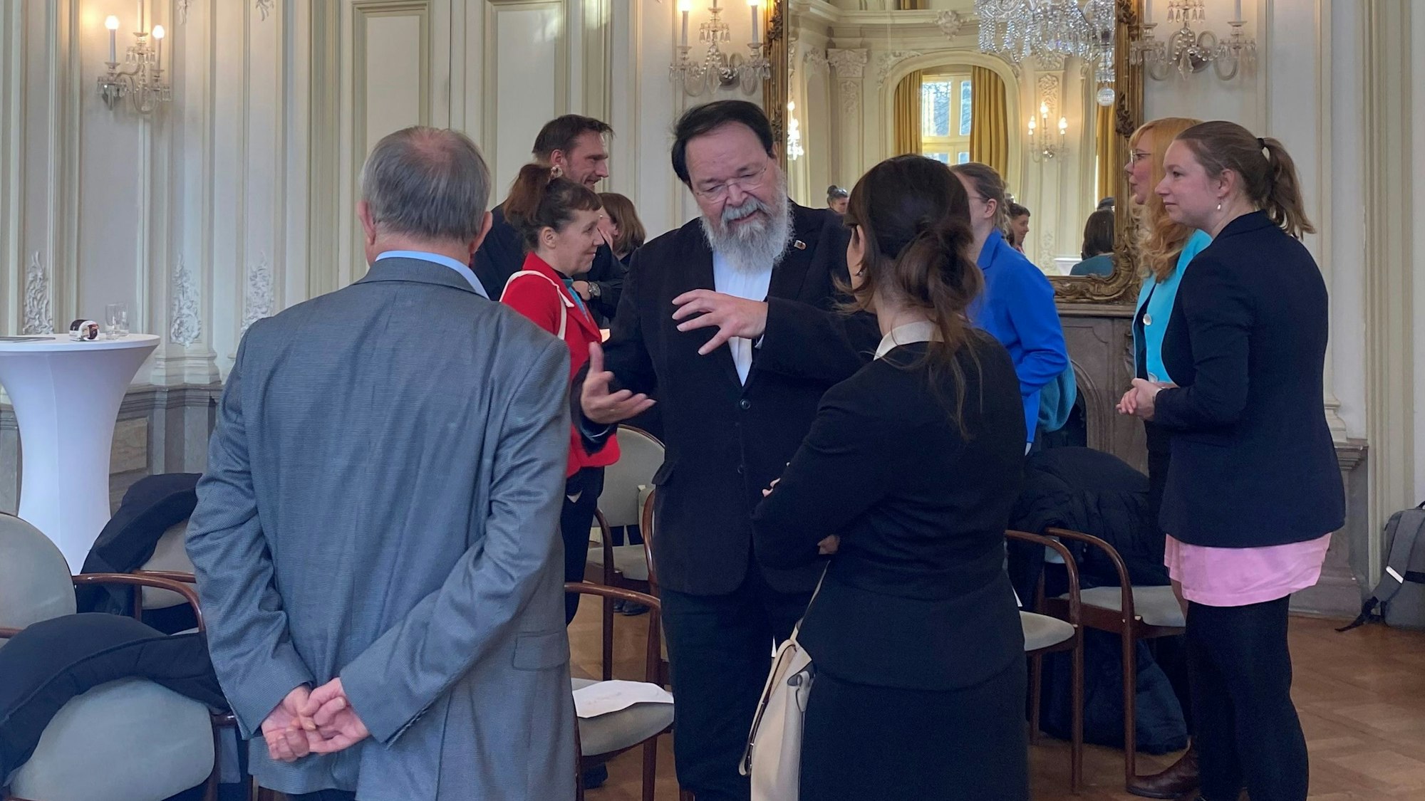 Bürgermeister Bernhard Marewski redet mit Gonca Türkeli-Dehnert im Spiegelsaal des Schloss Morsbroich