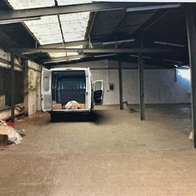 In dieser Hürther Lagerhalle wurden mutmaßlichen Mitglieder einer Drogenbande als Geisel genommen und misshandelt.