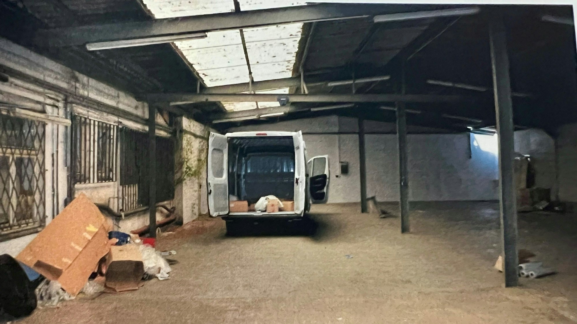 Aus dieser Lagerhalle in Hürth verschwanden laut Anklage rund 350 Kilogramm Marihuana.