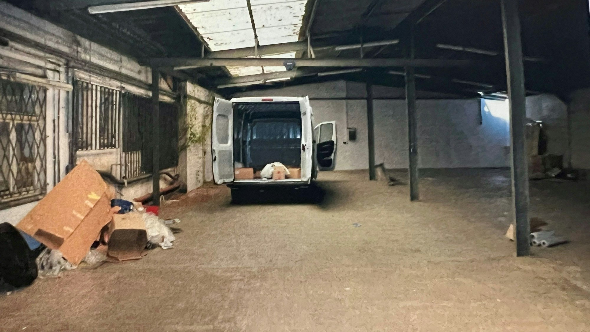 In dieser Lagerhalle in Hürth wurden die Männer gefesselt und misshandelt