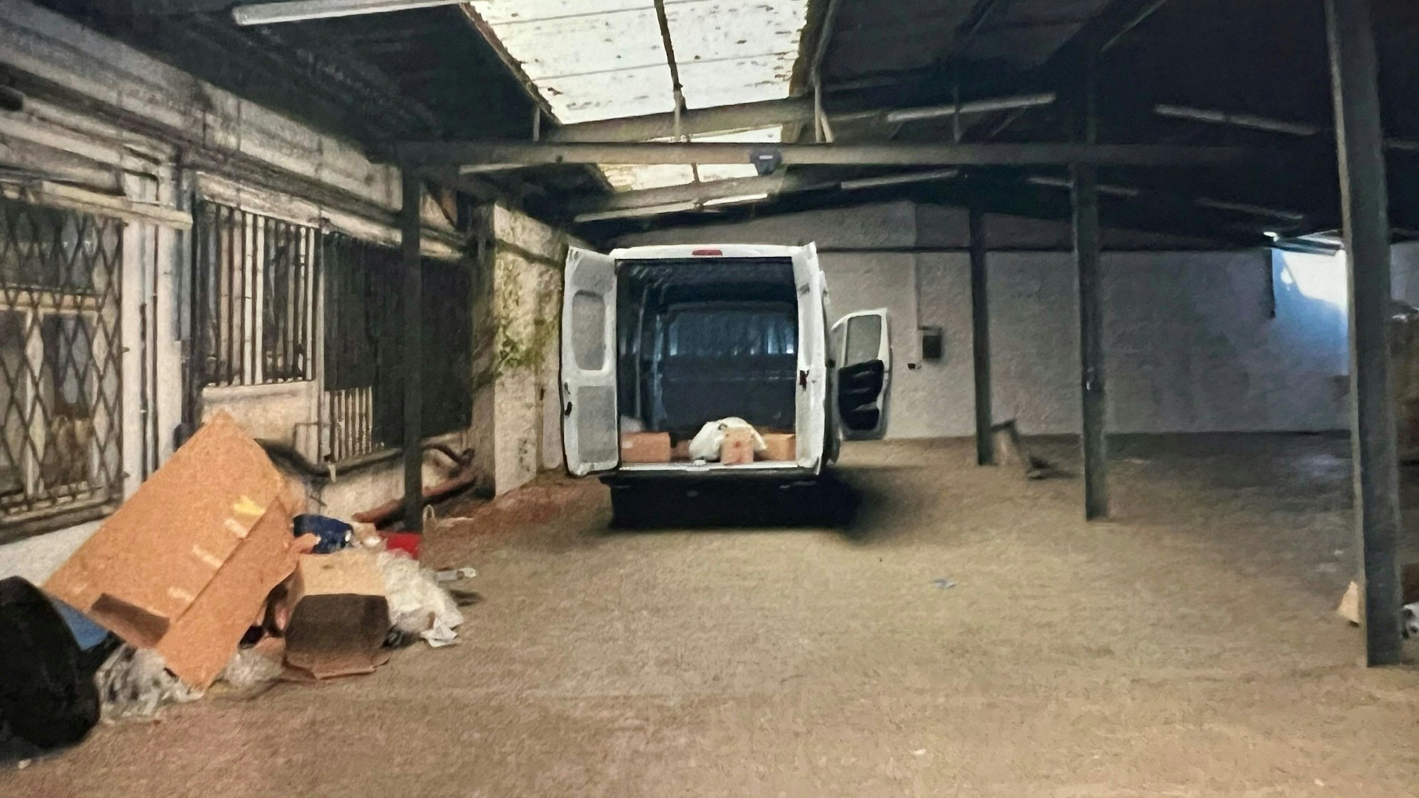 In dieser Lagerhalle in Hürth wurden 703 Kilogramm Marihuana untergebracht.