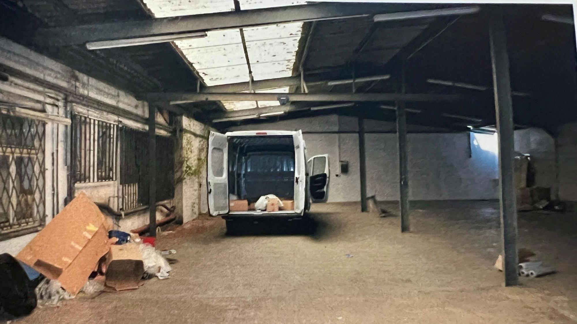 In dieser Hürther Lagerhalle wurden mutmaßlichen Mitglieder einer Drogenbande als Geisel genommen und misshandelt.