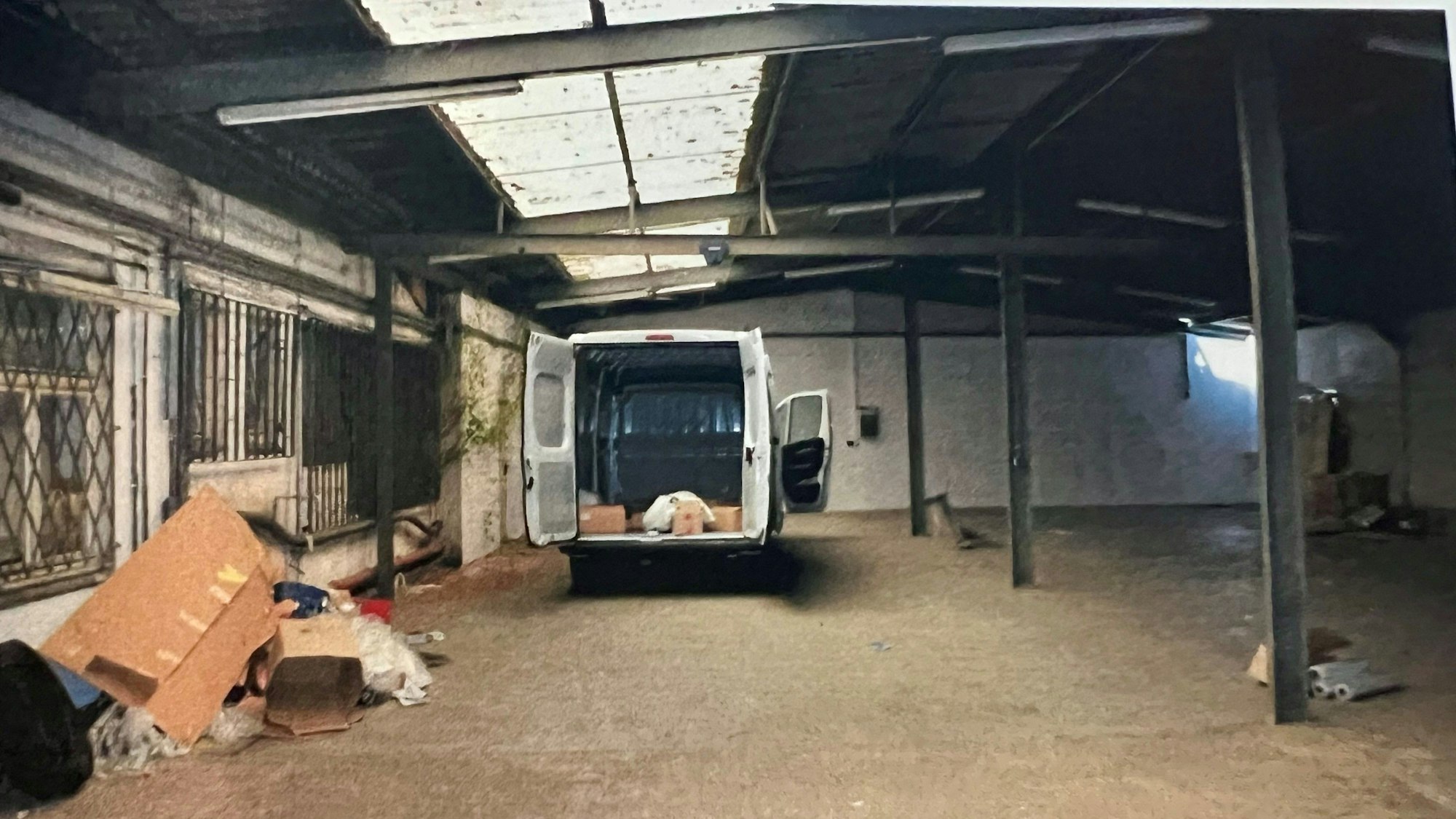 In dieser Hürther Lagerhalle wurden mutmaßlichen Mitglieder einer Drogenbande als Geisel genommen und misshandelt.