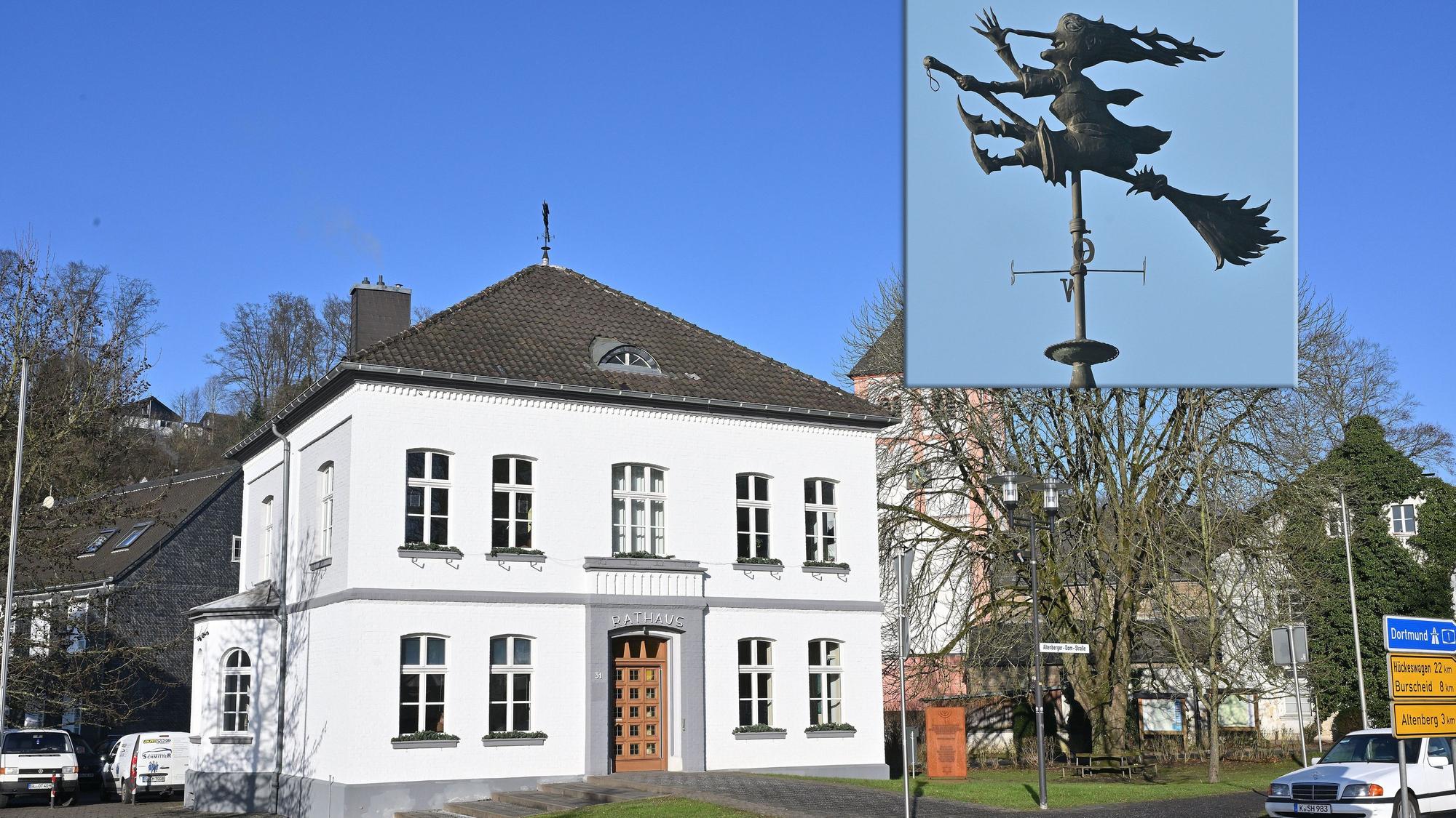 Das Odenthaler Rathaus. Auf dem Dach dreht sich eine keine Wetterhexe.