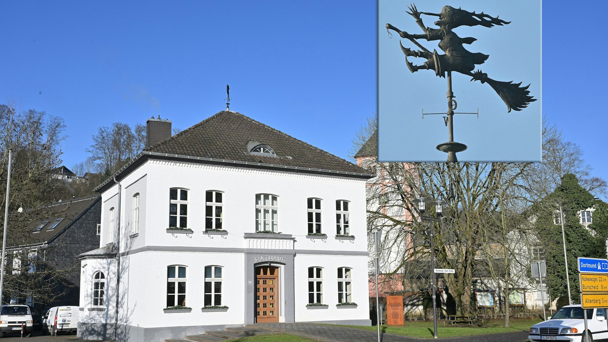 Das Odenthaler Rathaus. Auf dem Dach dreht sich eine keine Wetterhexe.