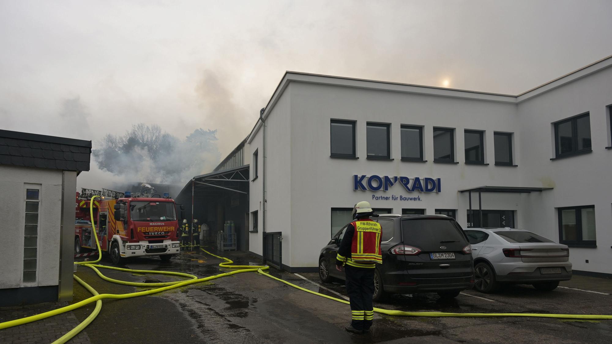 Rauch steigt über einem Gewerbegebiet am Pestalozziweg in Rösrath auf.