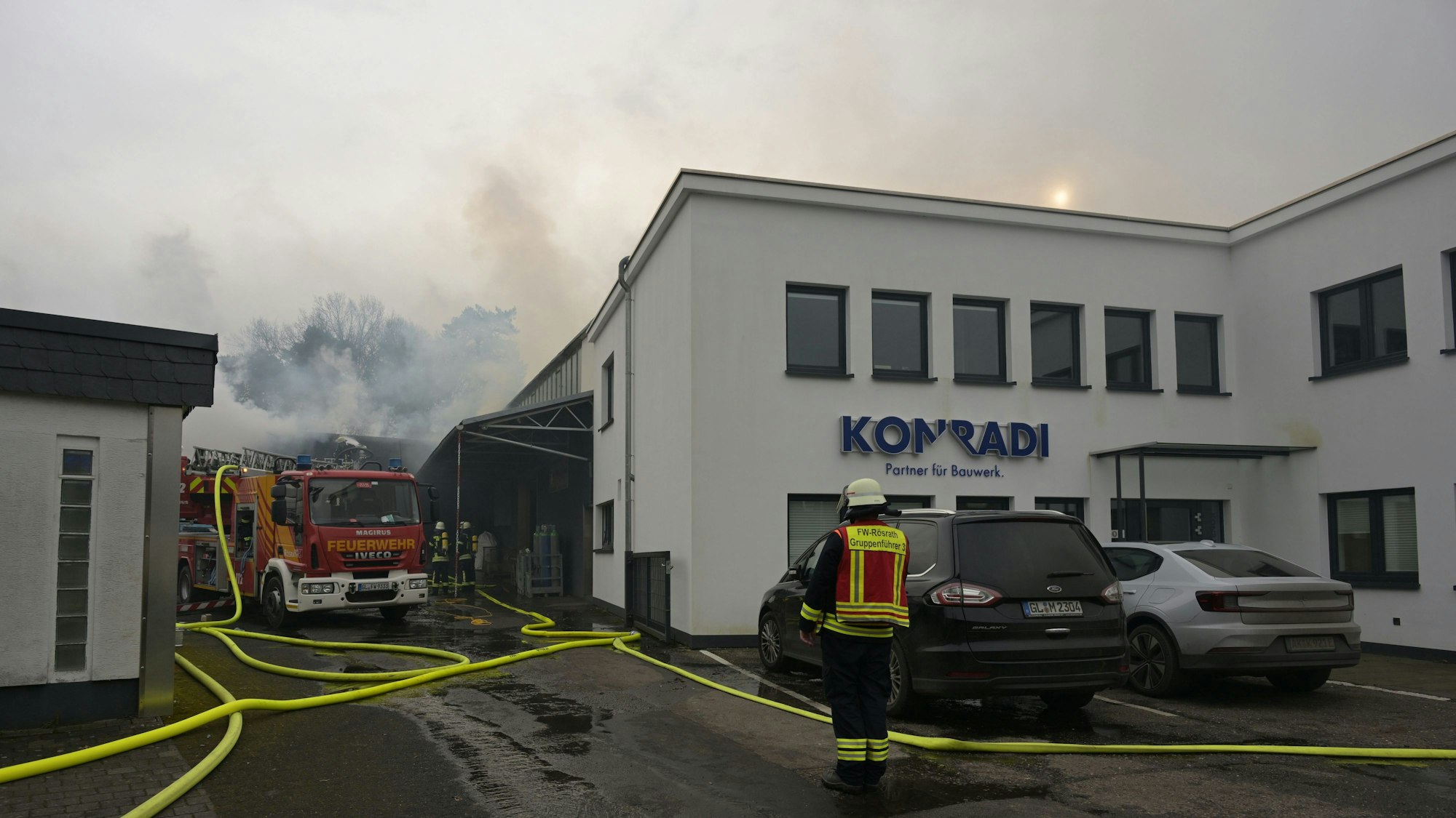 Rauch steigt über einem Gewerbegebiet am Pestalozziweg in Rösrath auf.
