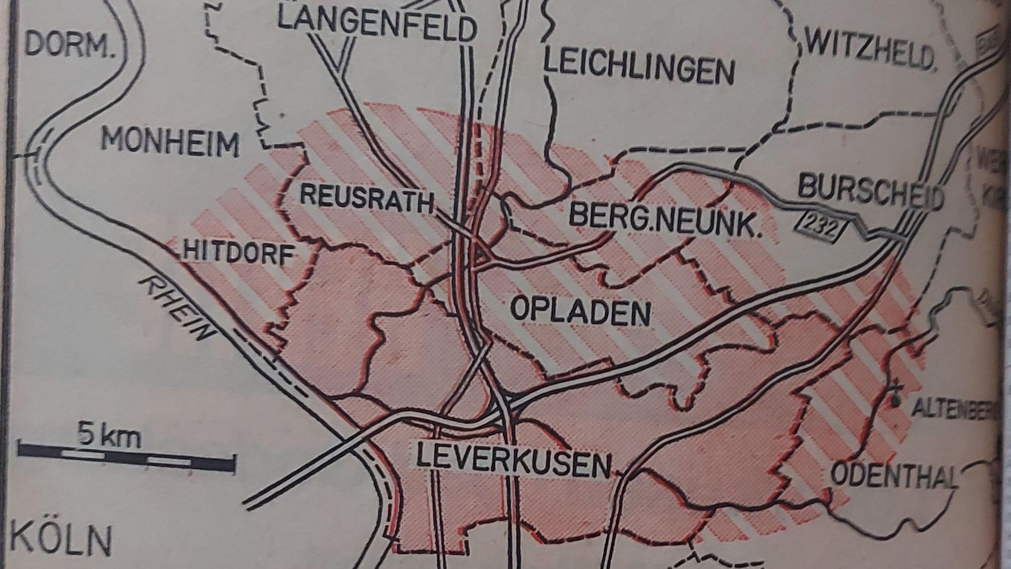 Eine alte Karte. Sie zeigt Leverkusen in rotem Farbton. Rot-gestrichelt Orte, die Leverkusen gerne eingemeinden wollte, darunter auch Blecher und Altenberg.