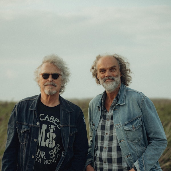 BAP-Sänger Wolfgang Niedecken und Santiano-Mitglied Hans-Timm Hinrichsen blicken in die Kamera.