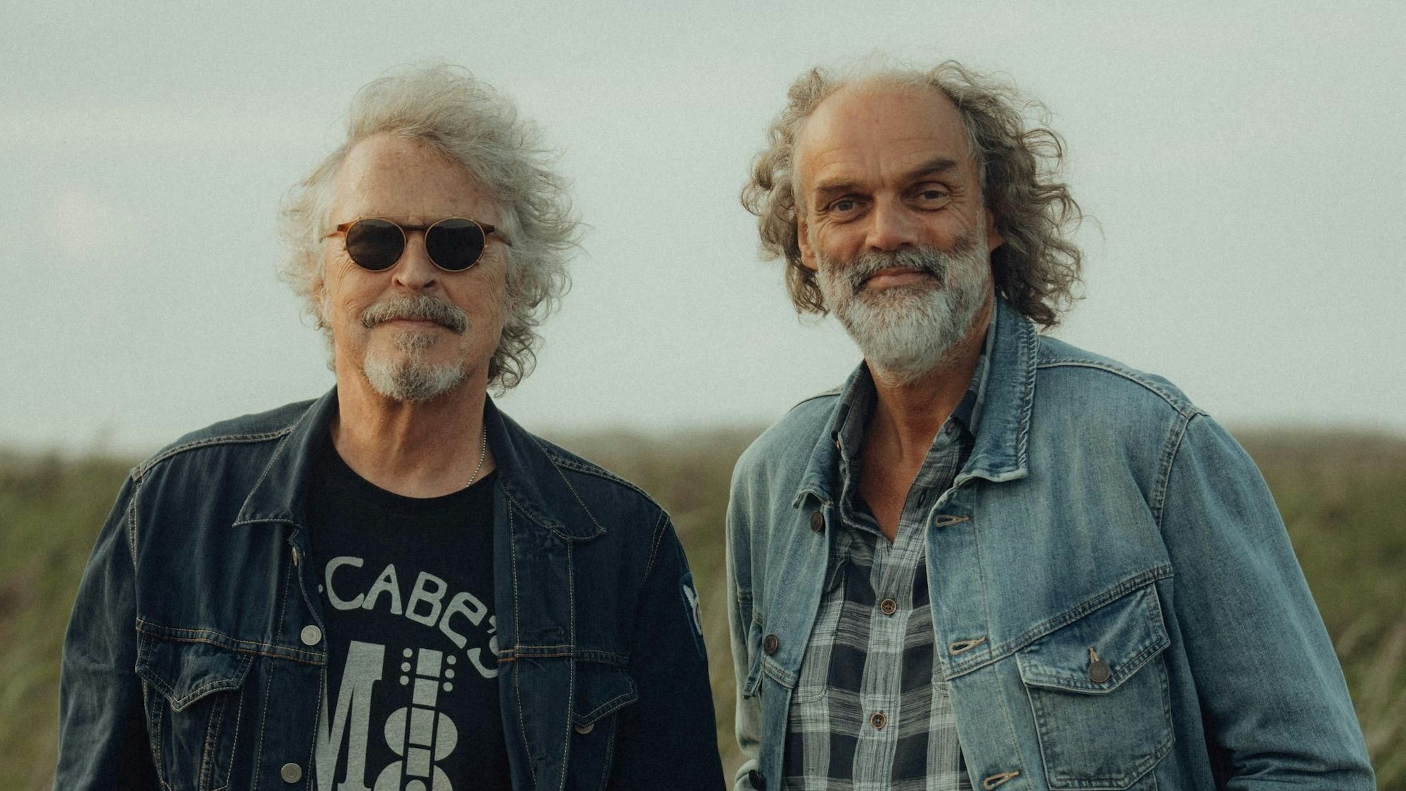 BAP-Sänger Wolfgang Niedecken und Santiano-Mitglied Hans-Timm Hinrichsen blicken in die Kamera.