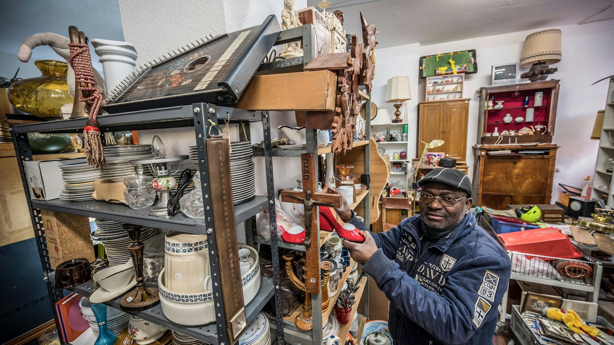 "Schönes und Nützliches" musste umziehen. Aus der City C in die Hauptstraße Pedro Kumpesa führt den Laden.
