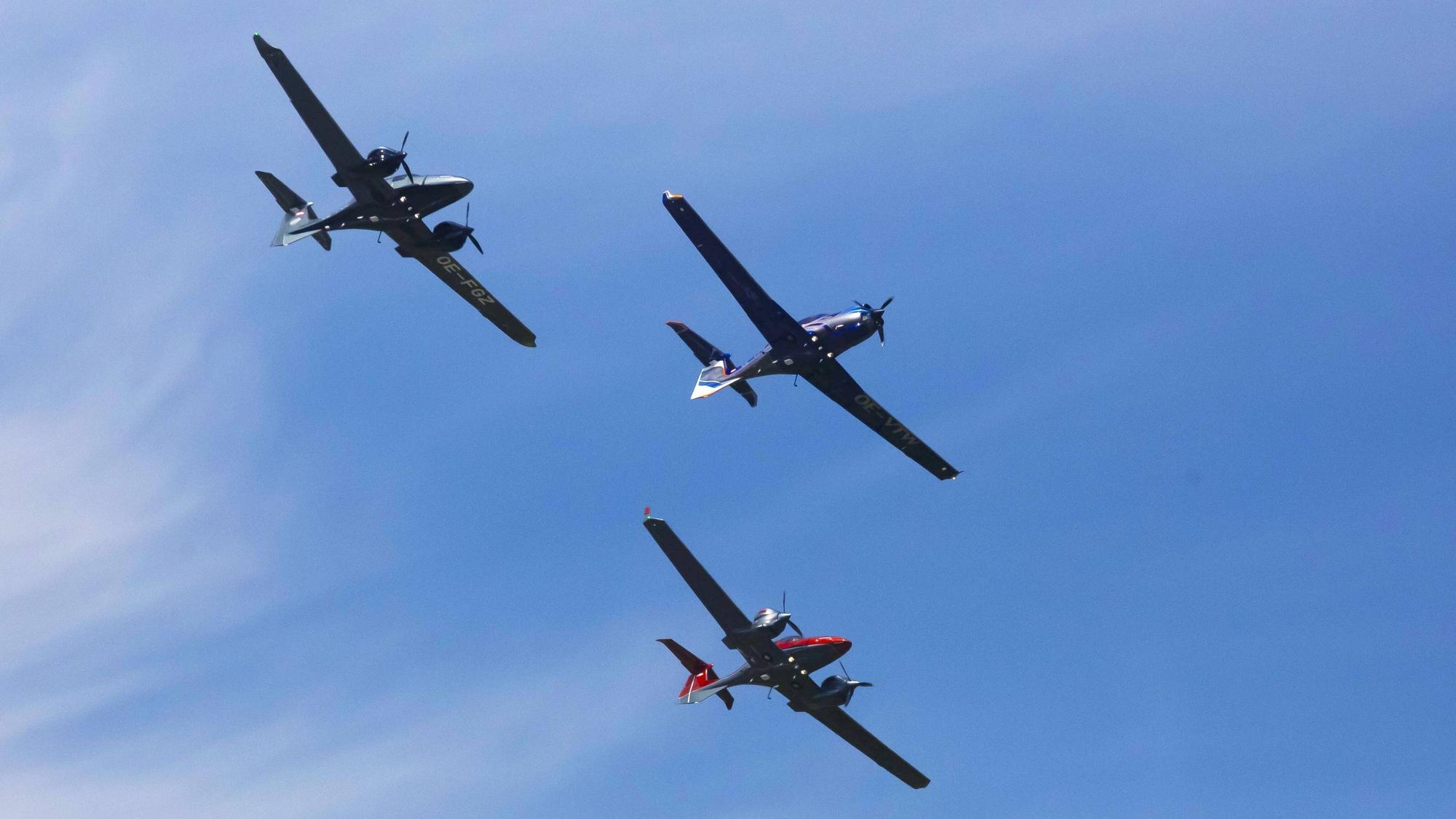 Diamond DA62 und Diamond DA-50V, rechts, während einer Flugshow.
