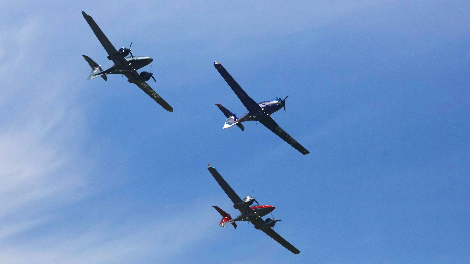 Diamond DA62 und Diamond DA-50V, rechts, während einer Flugshow.
