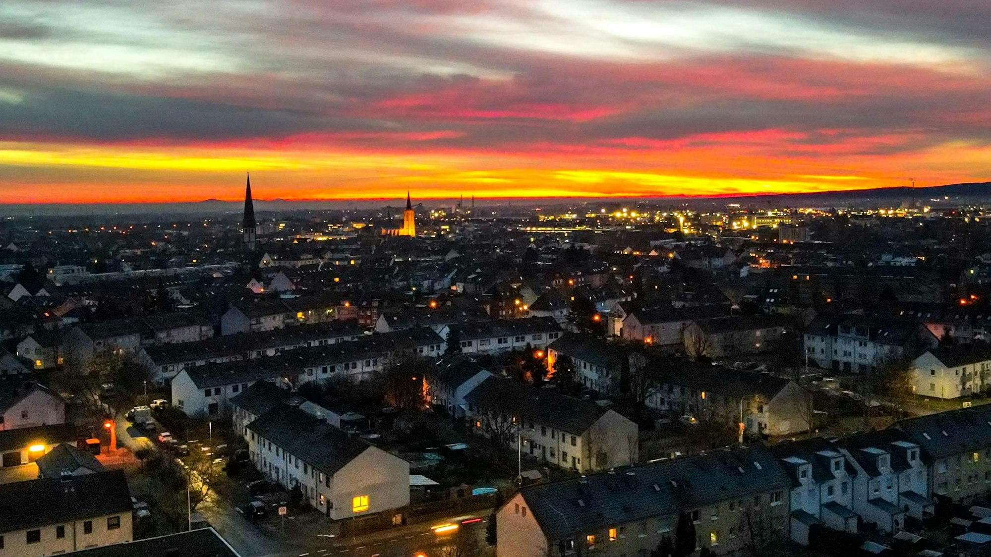 Das Bild zeigt einen Sonnenaufgang über Euskirchen. Das Bild mit mithilfe einer Drohne aufgenommen.
