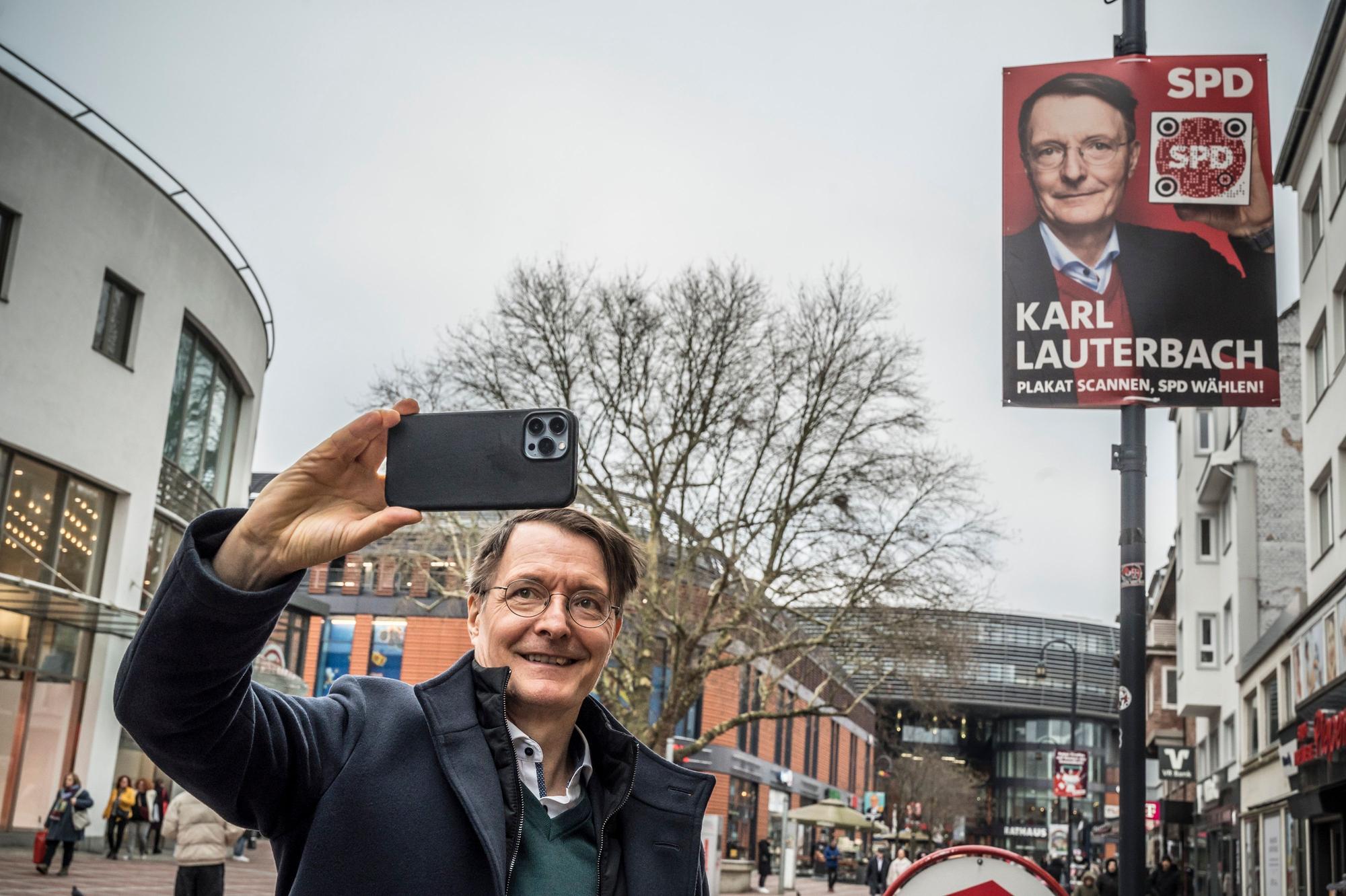 Karl lauterbach, Gesundheitsminister und Bundestagskandidat SPD für Leverkusen in der Fußgängerzone. Foto: Ralf Krieger