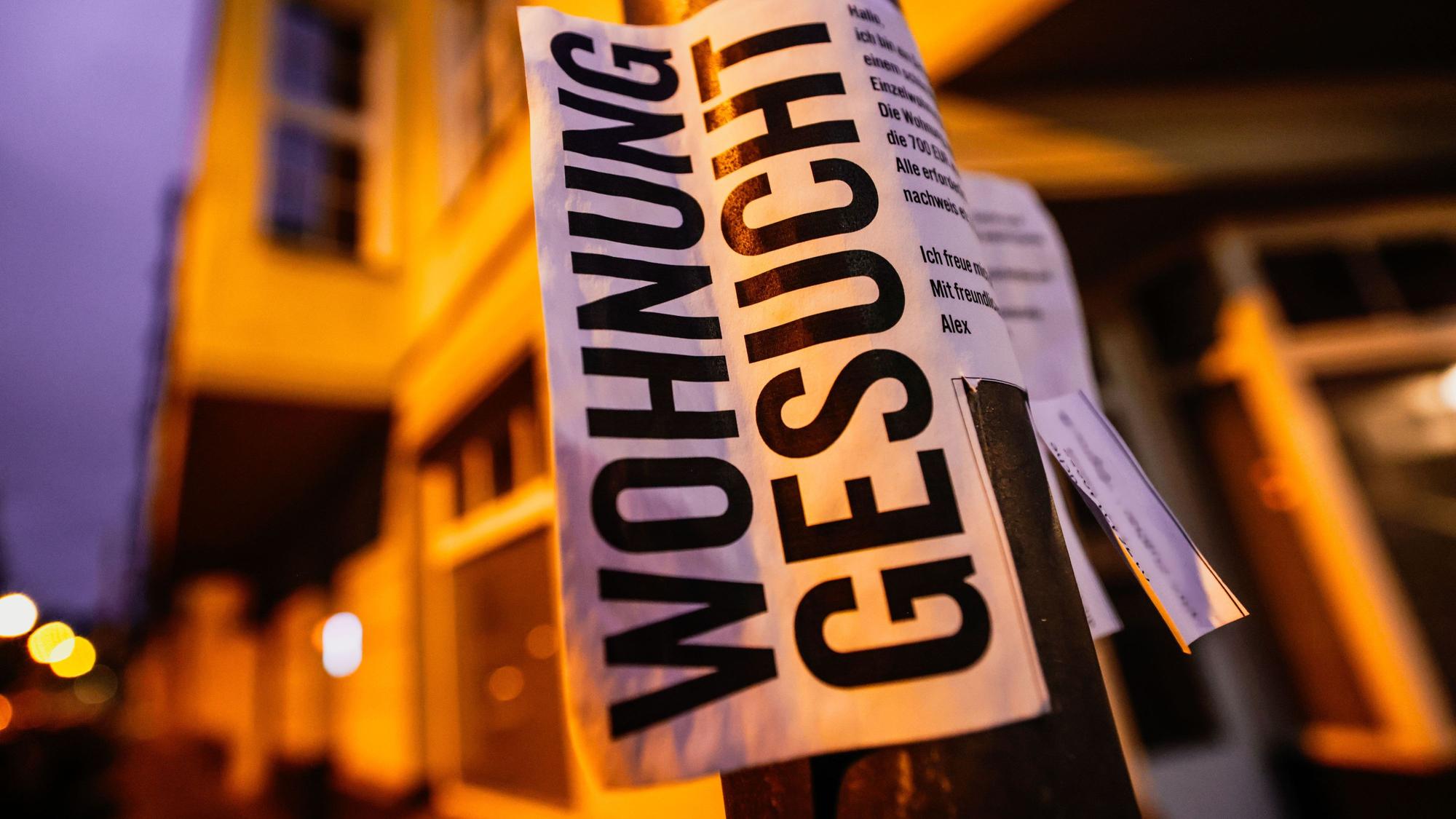 ARCHIV - 12.04.2024, Nordrhein-Westfalen, Köln: Ein Zettel mit der Aufschrift «Wohnung gesucht» hängt vor Wohnhäusern in Köln. (zu dpa: «Landesregierung will Mietpreisbremse ausweiten») Foto: Oliver Berg/dpa +++ dpa-Bildfunk +++