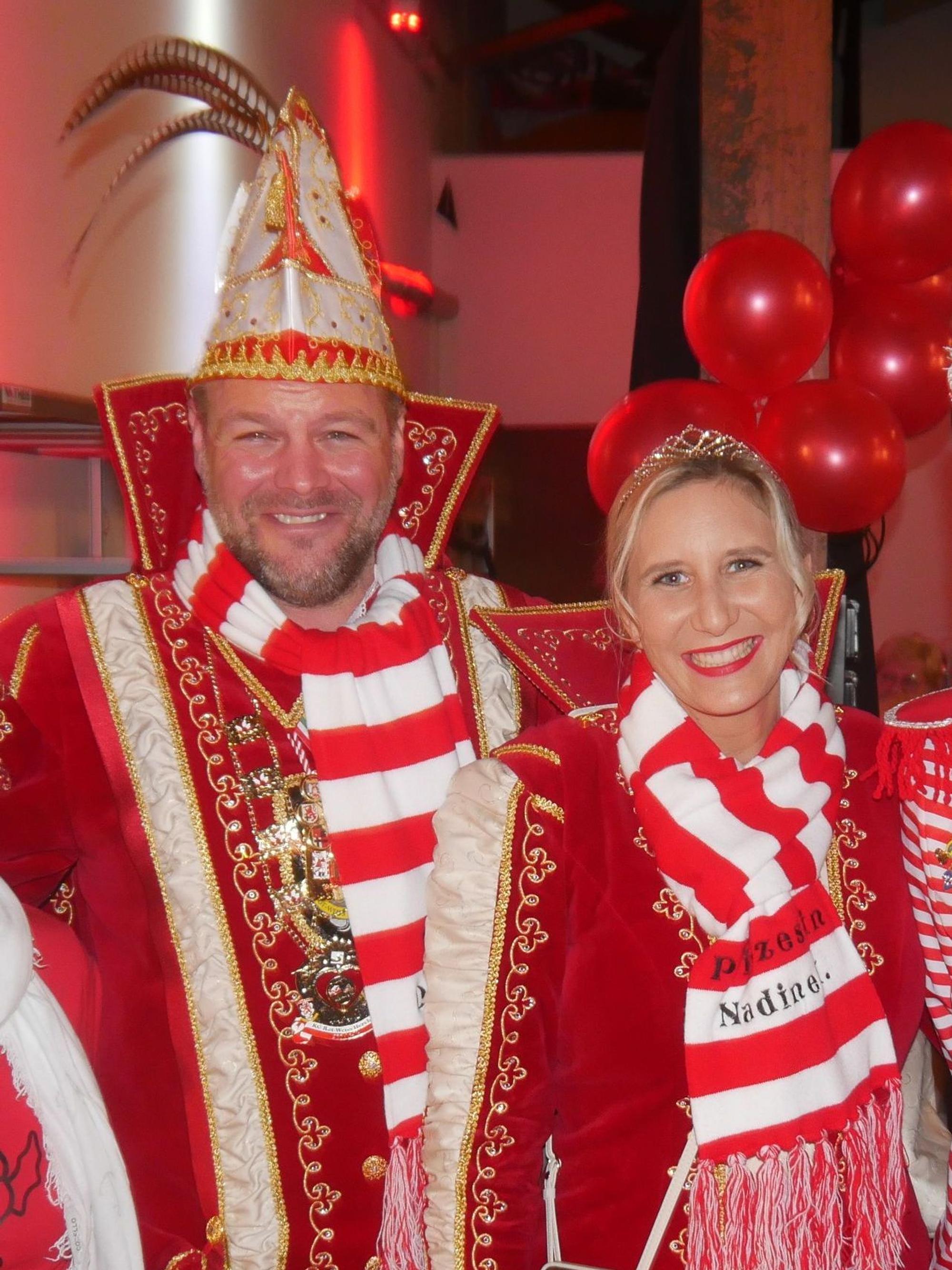 Ein Mann und eine Frau im Ornat eines Karnevalsprinzenpaares.