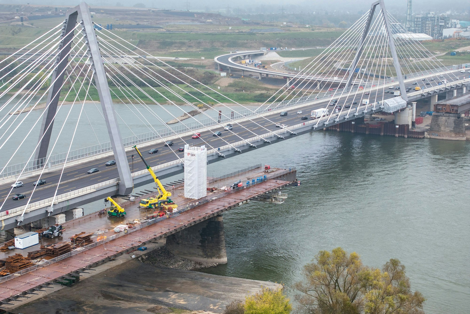 Die Abrissarbeiten an der alten Leverkusener Brücke schreiten voran.