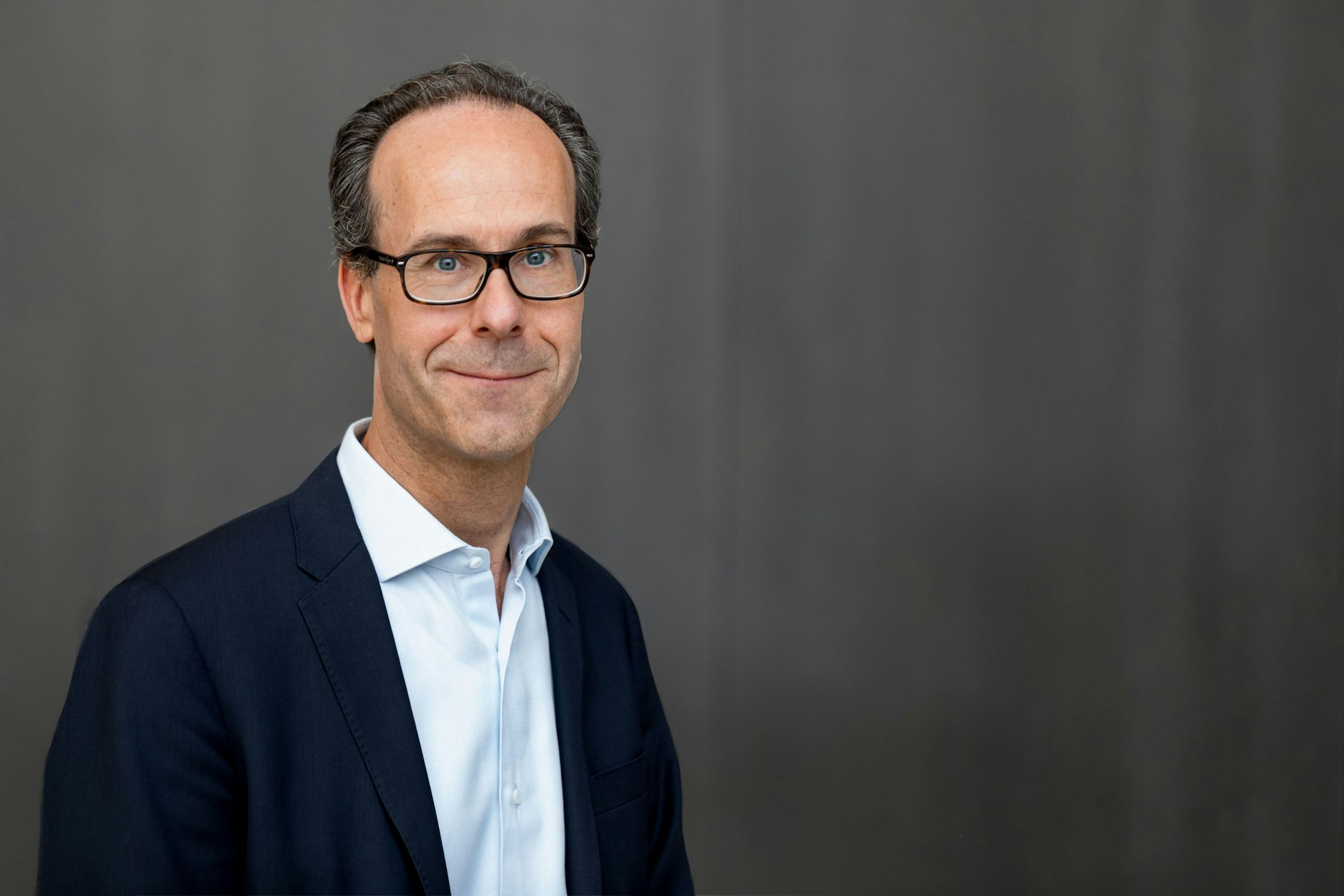 Frank Piller im Porträt: Er trägt eine Brille, ein weißes Hemd und ein dunkles Sacko.