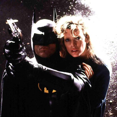 Kim Basinger und Batman, 1989 noch Michael Keaton, fliegen durch die Nacht.