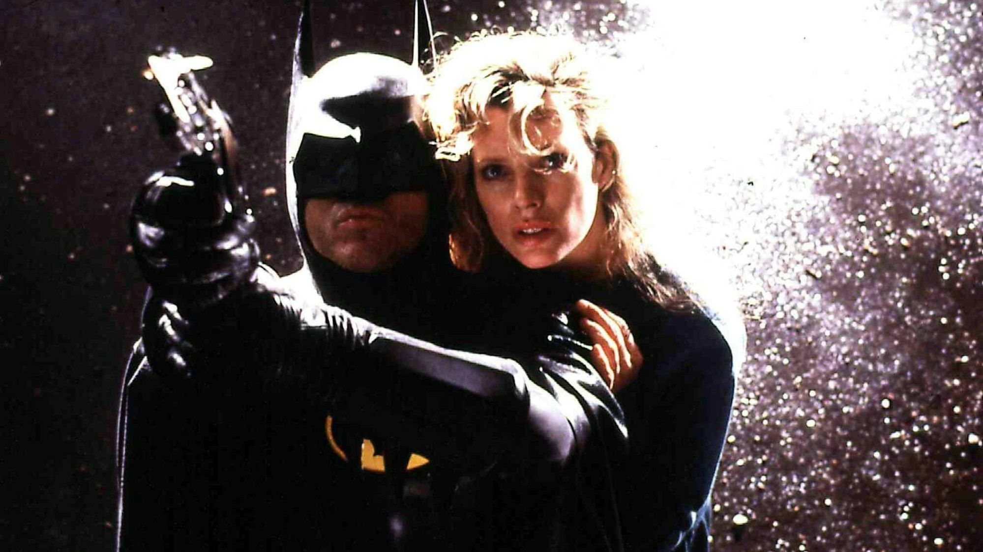 Kim Basinger und Batman, 1989 noch Michael Keaton, fliegen durch die Nacht.
