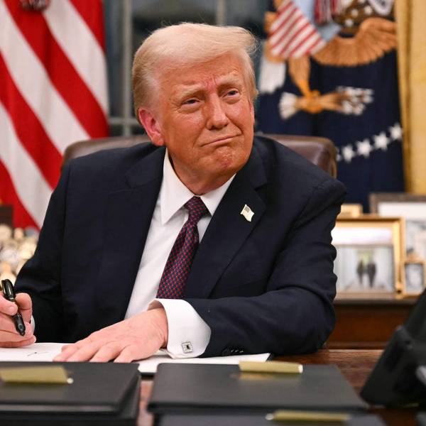 US-Präsident Donald Trump unterzeichnet Verordnungen im Oval Office des Weißen Hauses.