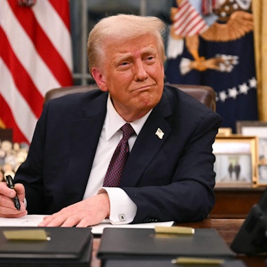 US-Präsident Donald Trump unterzeichnet Verordnungen im Oval Office des Weißen Hauses.