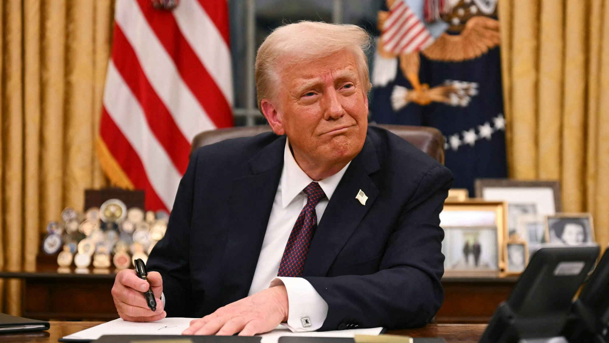 US-Präsident Donald Trump unterzeichnet Verordnungen im Oval Office des Weißen Hauses.