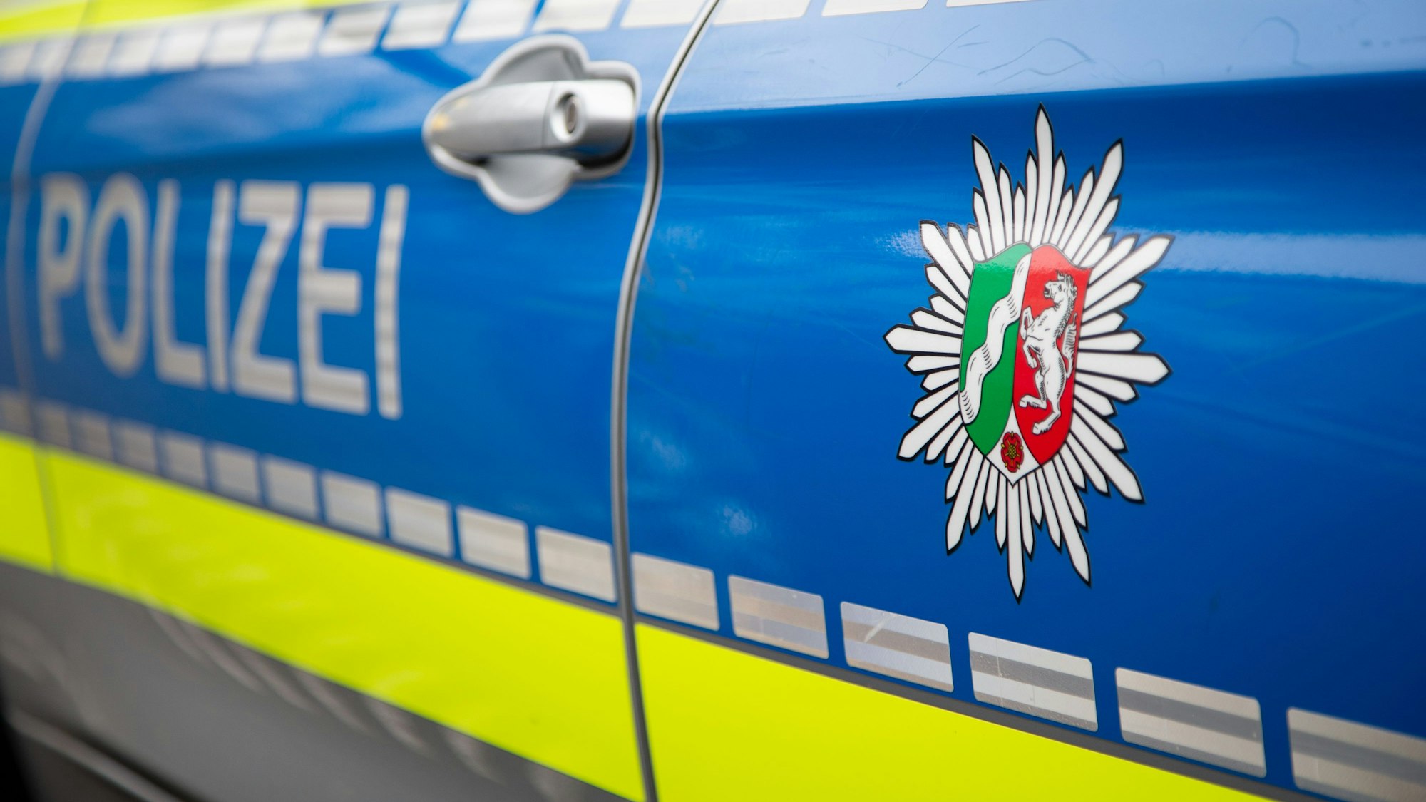 Blick auf ein Emblem der Polizei in NRW an einem Polizeiauto