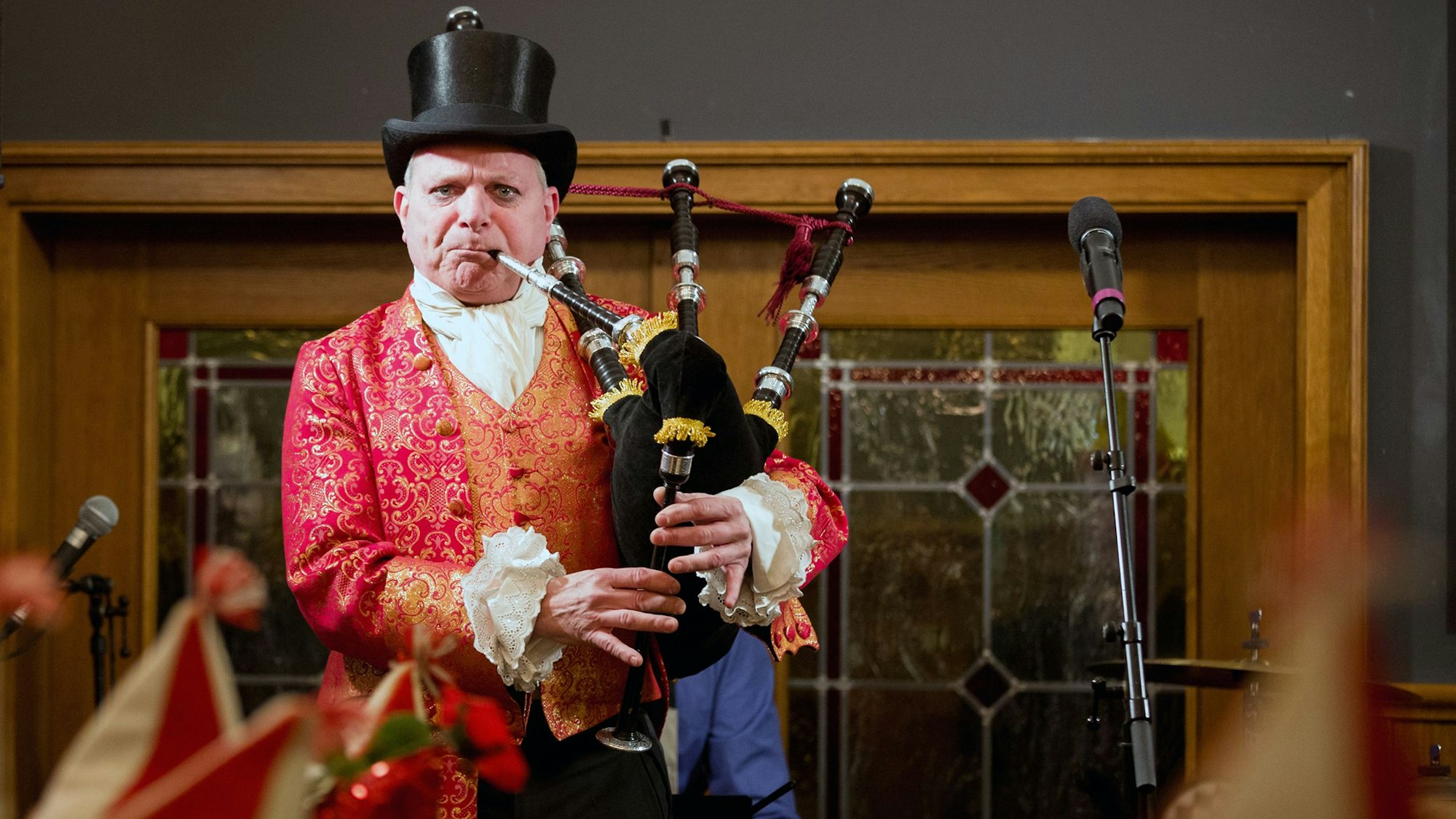 „Dä Nubbel“ Mike Hehn spielt ein Lied auf einem Dudelsack