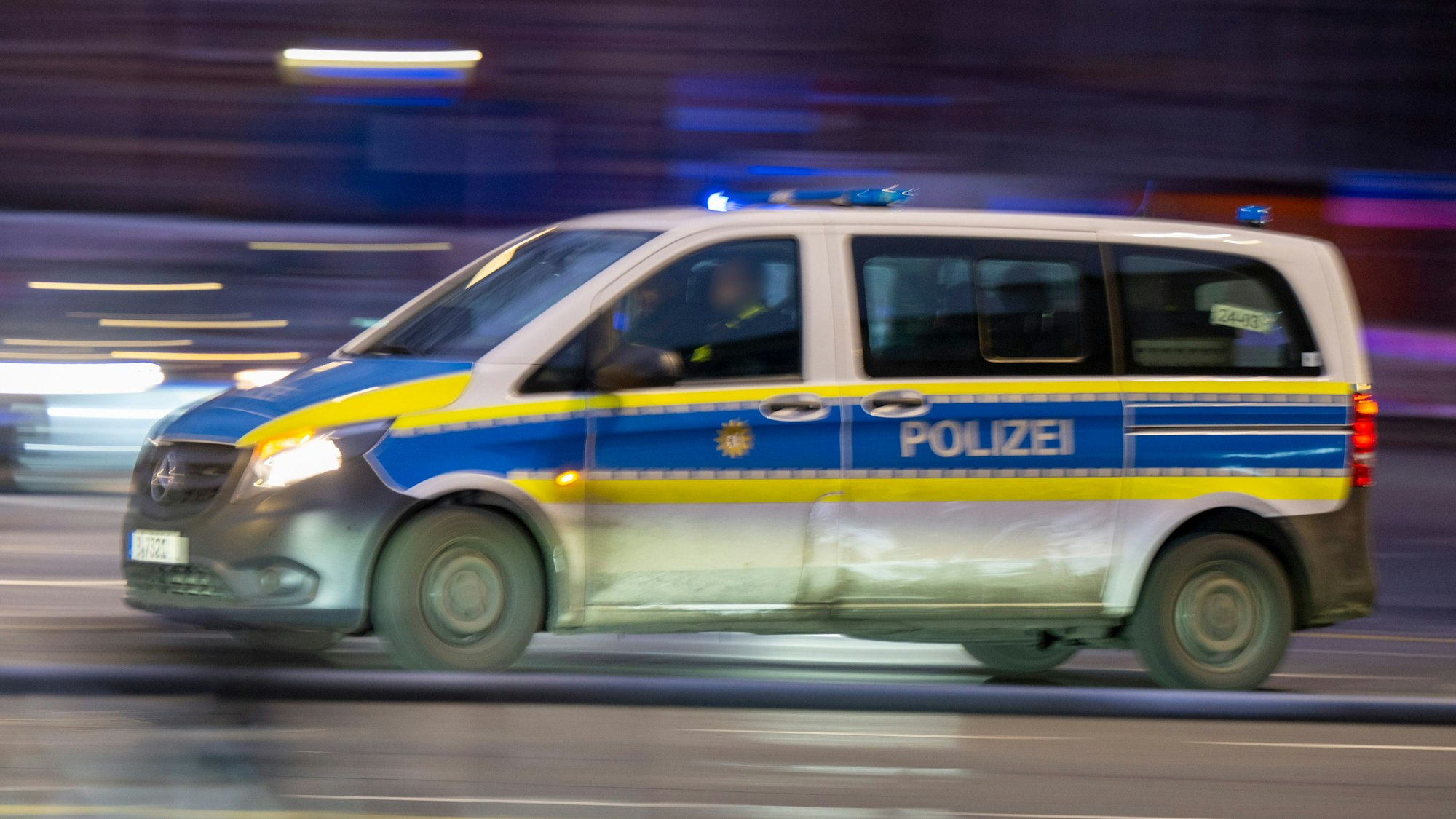 Ein Polizeiauto fährt mit Blaulicht zu einem Einsatz