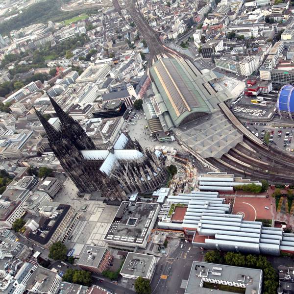 Dom, Hauptbahnhof, Hohenzollernbrücke und Philharmonie sind zu sehen aus der Vogelperspektive.