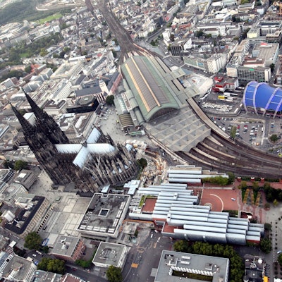 Dom, Hauptbahnhof, Hohenzollernbrücke und Philharmonie sind zu sehen aus der Vogelperspektive.