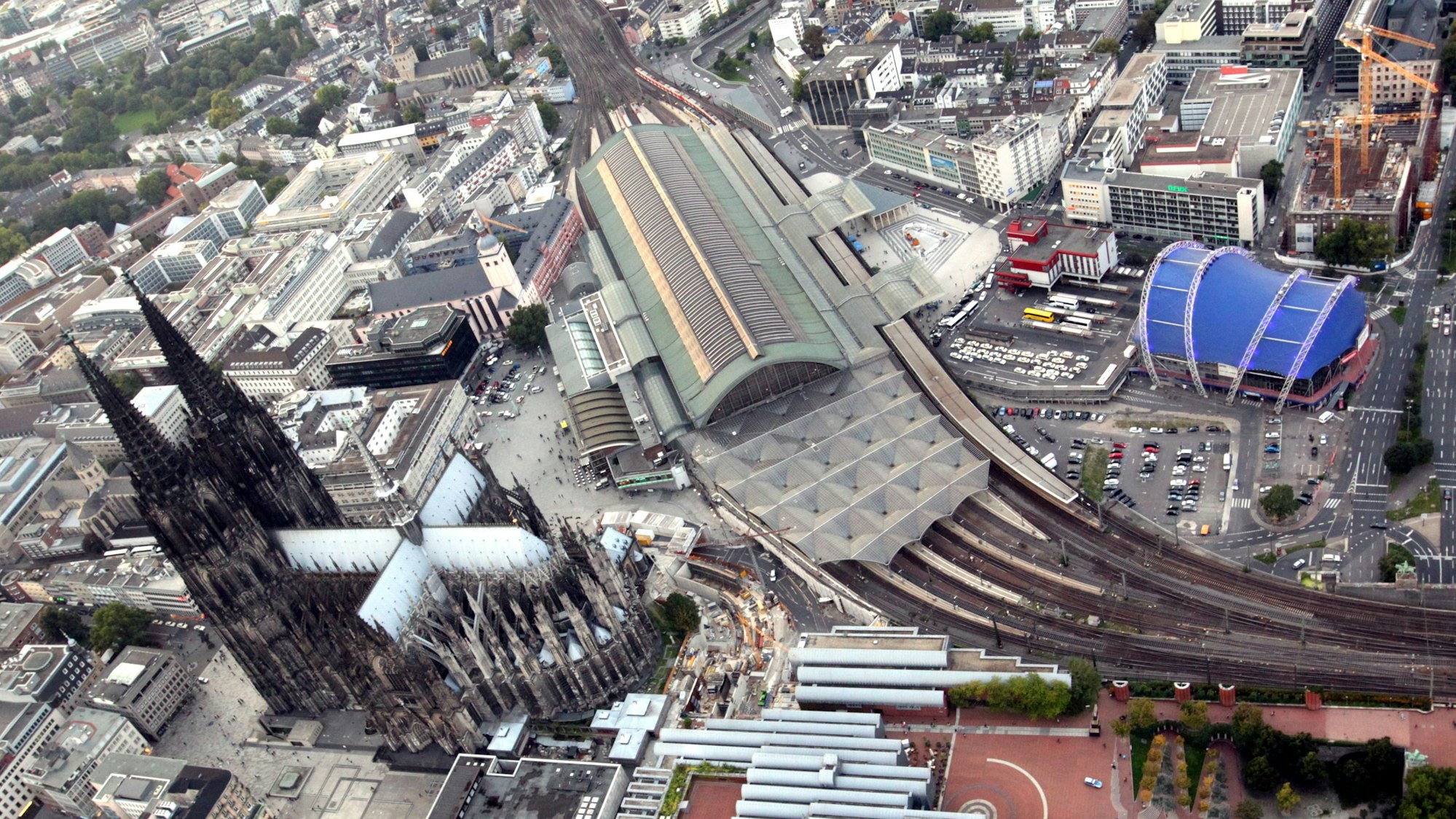 Dom, Hauptbahnhof, Hohenzollernbrücke und Philharmonie sind zu sehen aus der Vogelperspektive.
