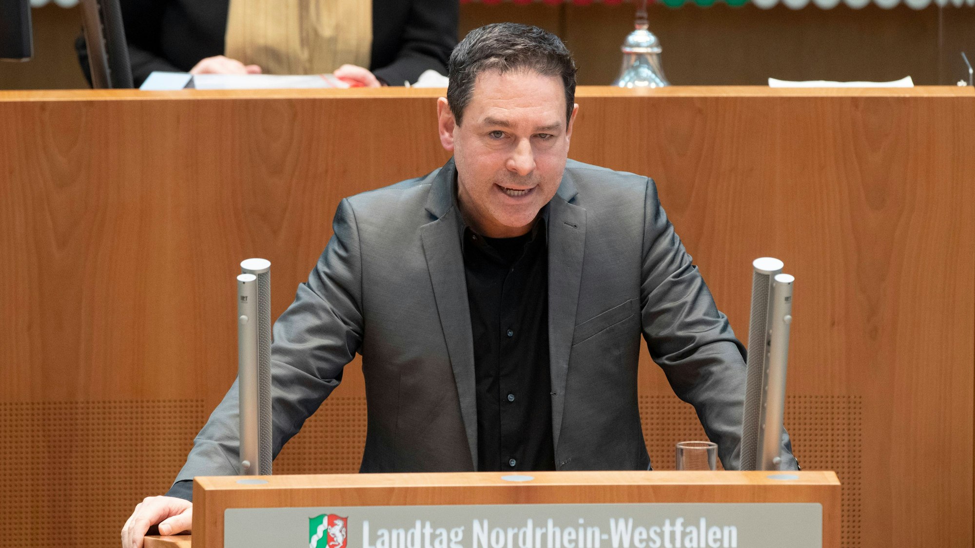 Arndt KLOCKE, steht am Rednerpult im NRW-Landtag.