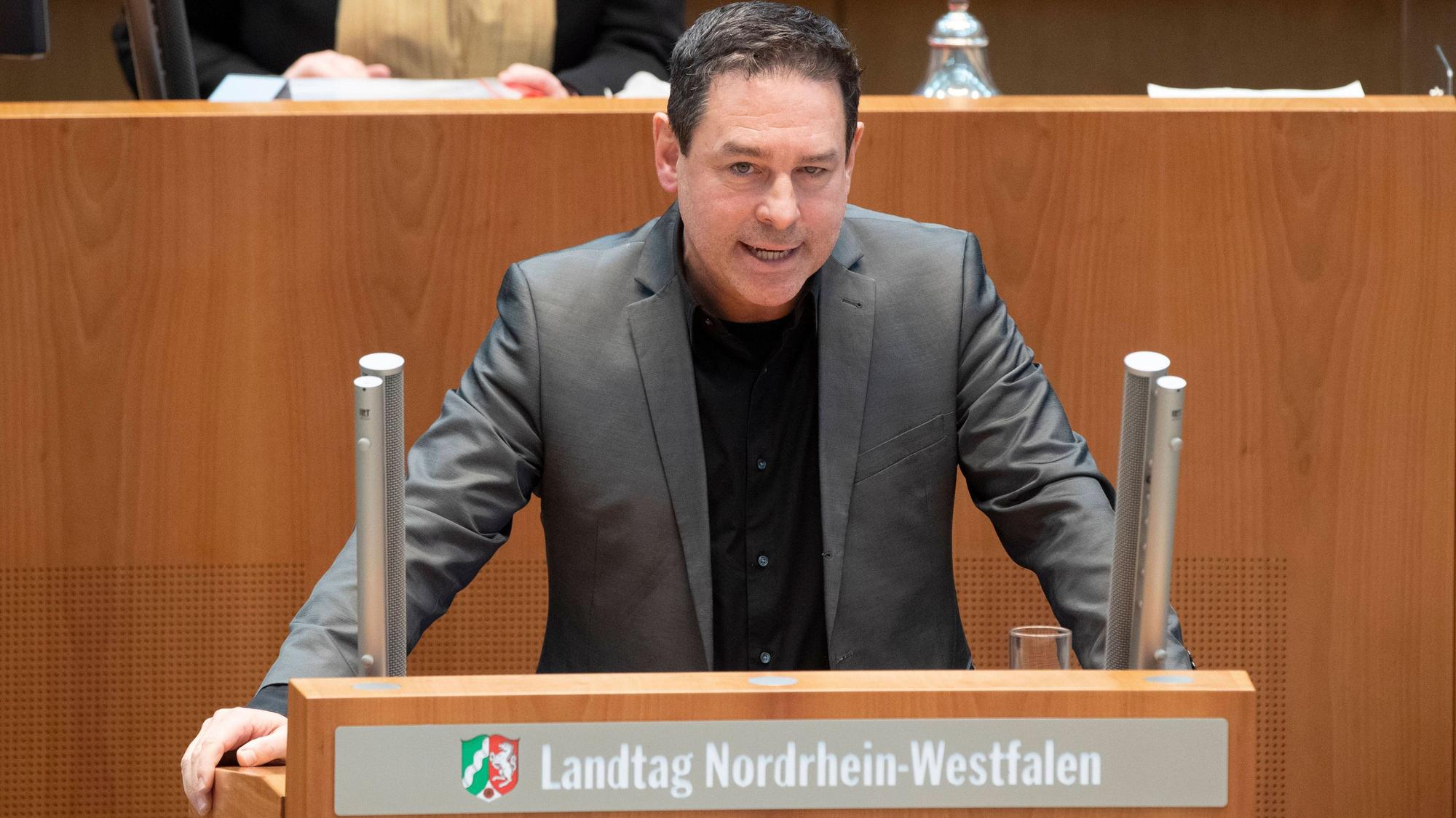 Arndt Klocke steht am Rednerpult des Düsseldorfer Landtags.