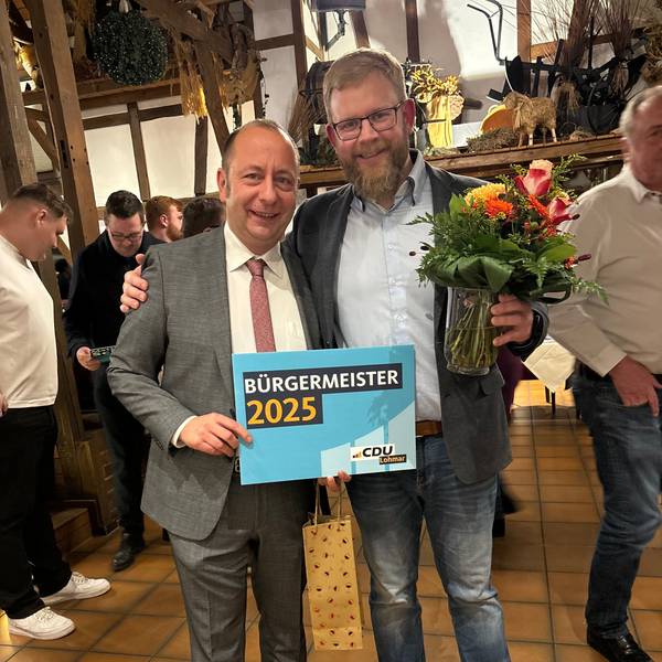 Matthias Schmitz (l.) mit dem Parteivorsitzenden Florian Westerhausen.