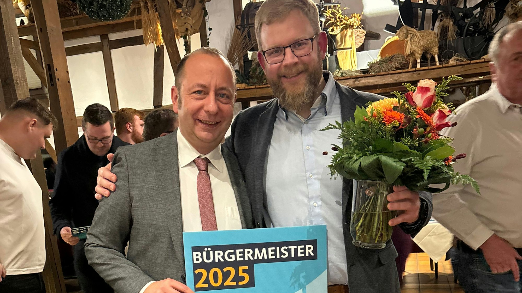 Matthias Schmitz (l.) mit dem Parteivorsitzenden Florian Westerhausen.