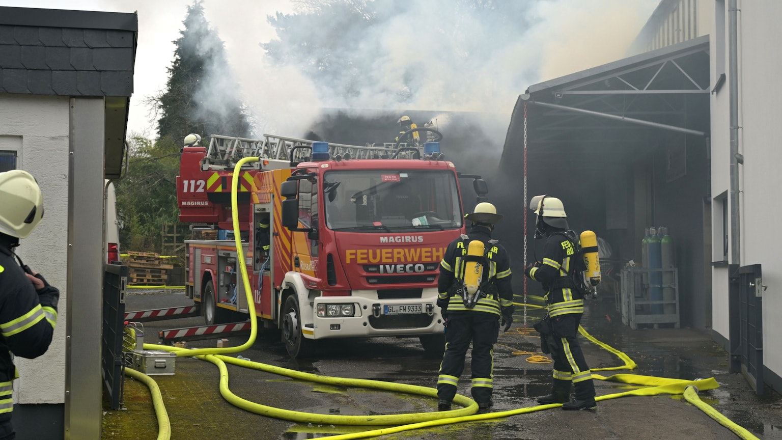 Die Feuerwehr löscht einen Großbrand in Rösrath.