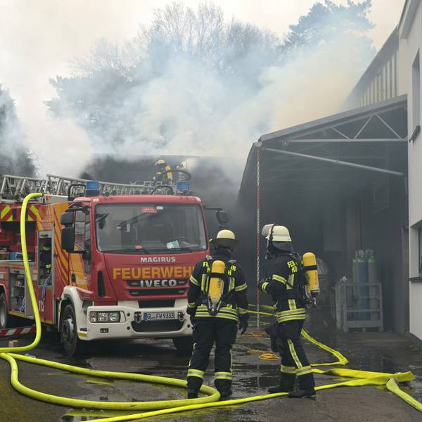 Die Feuerwehr löscht einen Großbrand in Rösrath.