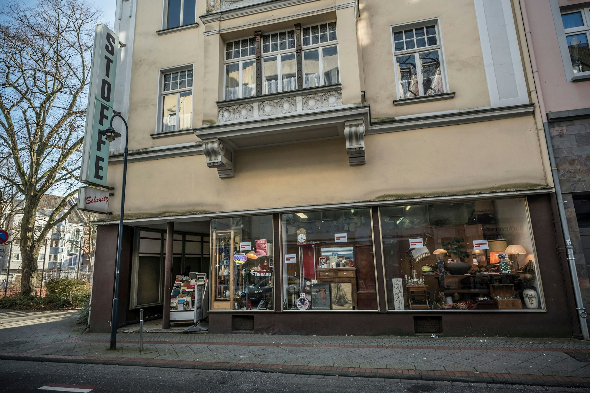 "Schönes und Nützliches" musste umziehen. Aus der City C in die Hauptstraße Pedro Kumpesa führt den Laden. Foto: Ralf Krieger
