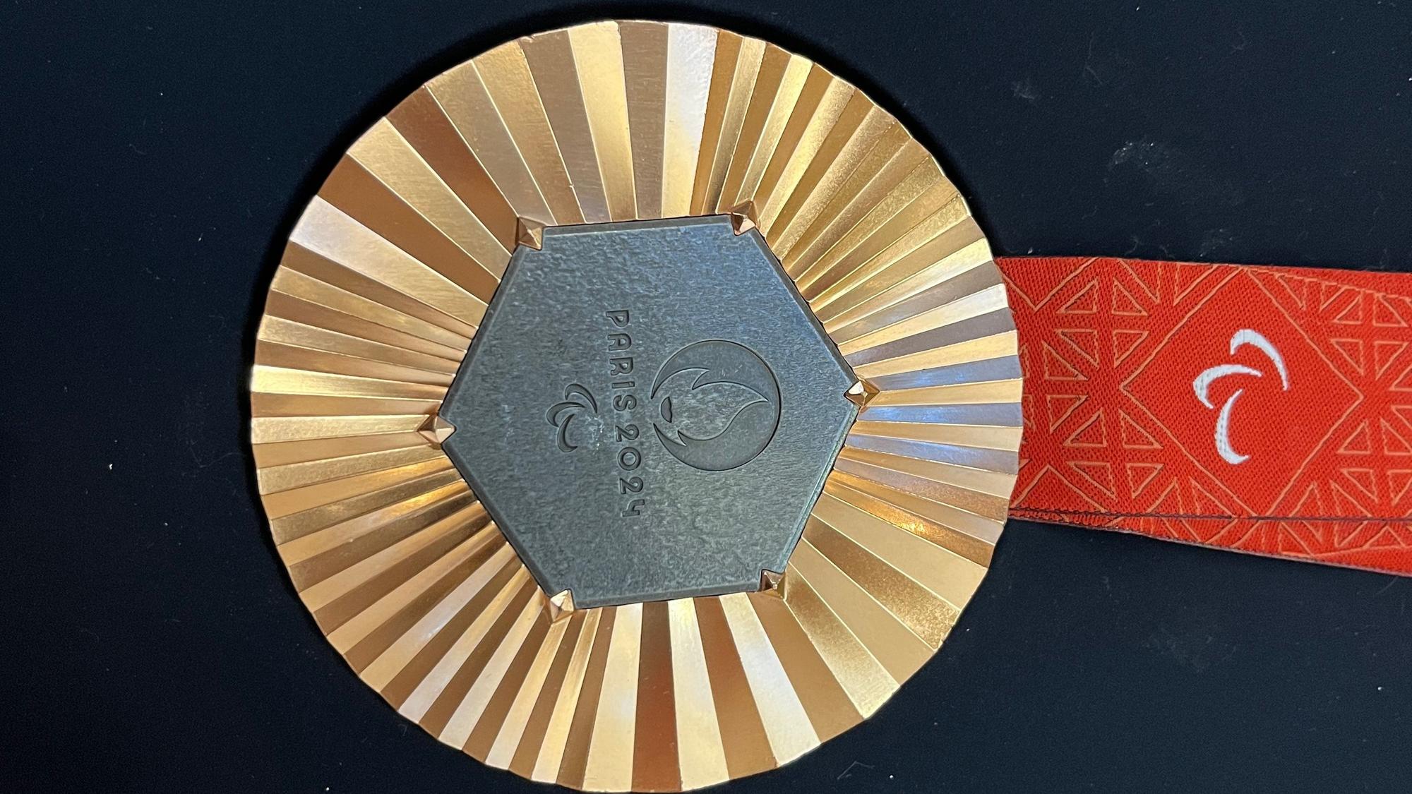 Die Bronzemedaille aus Paris mit einem Stück des Eiffelturms.